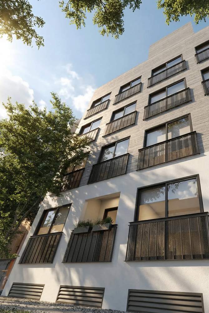 Fachada de Francisco Murguía 63 en concreto blanco con balcones